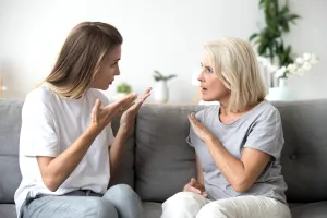 Sfatul psihologului: Ce relație trebuie să ai cu o soacră dificilă