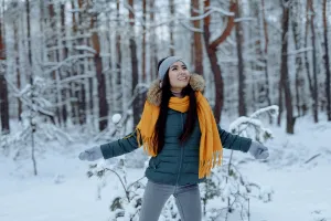 Tendințe în modă pentru iarnă 2024: 7 piese esențiale care nu trebuie să-ți lipsească din garderobă