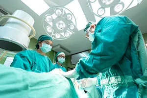 Ce înseamnă când visezi că ai fost operat? Semnificația doctorilor în vis