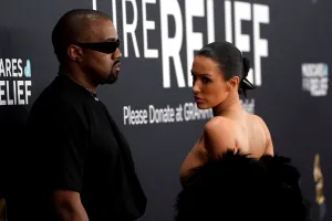 Ce ordine a primit Bianca Censori de la Kanye West, chiar pe covorul roșu, în timp ce renunța la haina de blană