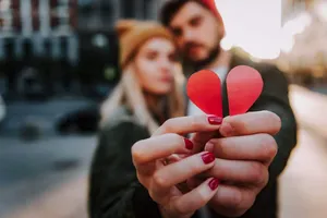Ce să nu îi spui niciodată partenerului de Valentine’s Day. Greșeli care pot strica seara romantică
