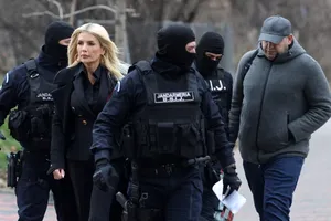 Laura Vicol a apărut cu pantaloni de 1000 de euro la DIICOT. Cât costă întreaga ținută