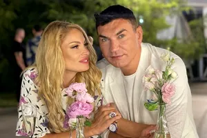 Cristi Borcea și Valentina Pelinel, surprinși în ipostaze tandre la o petrecere. Par mai îndrăgostiți ca niciodată