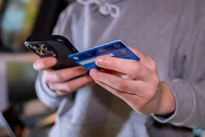 Escrocheriile online fac tot mai multe victime. Poliția avertizează asupra pericolelor din mediul digital