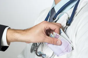 Sfârșitul „atențiilor” pentru doctori! Pacienții pot dona doar spitalelor, iar tranzacțiile vor fi transparente