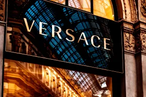 Prada cumpără Versace pentru 1,4 miliarde de dolari