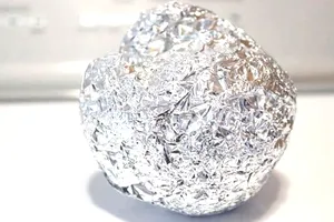 Trucul simplu cu aluminiu care ține insectele departe. Metoda este tot mai folosită în casele românilor