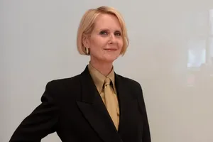 „Sex and the City” prin ochii Cynthiei Nixon. Cum vede actrița serialul care a făcut-o celebră, 25 de ani mai târziu