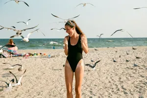 Costumul de baie ideal pentru plajă și piscină. Vara 2025 aduce stil pentru toate formele