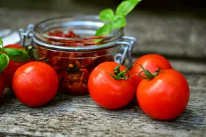 Cum depozităm corect roșiile pentru a nu-și pierde gustul. Află care sunt regulile pentru o păstrare corectă și ce alimente le completează aroma
