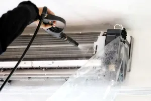Cum îți dai seama că aerul condiționat trebuie curățat și ce poți face