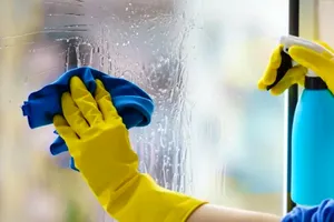 De ce să stropești ferestrele cu oțet și ce beneficii aduce această practică