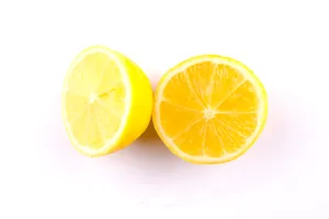 O jumătate de lămâie face minuni în frigider. Gospodinele care știu trucul nu mai folosesc alte soluții