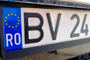 Plăcuțele de înmatriculare vor putea fi livrate acasă. Șoferii nu vor mai merge la ghișeu