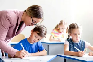 Pregătirea remedială devine obligatorie în școala primară. Se adaugă două ore în norma fiecărui învățător