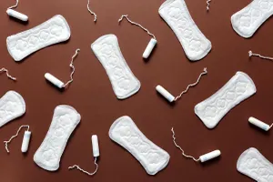 Produsele parfumate pentru menstruație pot face mai mult rău decât bine. Ce trebuie să știi despre tampoanele și absorbantele cu parfum