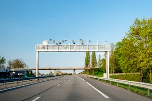 România va instala 400 de radare fixe pe drumuri și autostrăzi în 2026. Unde vor fi amplasate și ce sancțiuni riscă șoferii care depășesc viteza
