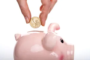 Strângi greu bani pentru vacanță? Uite ce trucuri funcționează cu adevărat