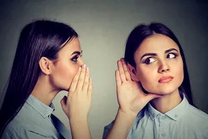 Te-ai surprins vorbind cu voce tare? Ce ne spune psihologia despre acest obicei