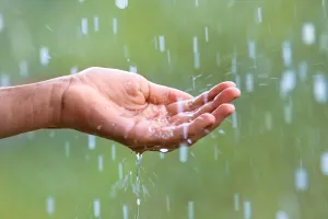 Vacanțele de vară, lovite de vreme rea. August vine cu ploi și frig