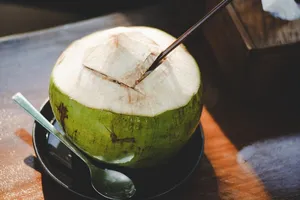 6 motive să începi să bei apă de cocos chiar de azi