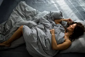 Cum îți afectează perimenopauza somnul și ce poți face. Tot ce trebuie să știi despre asta