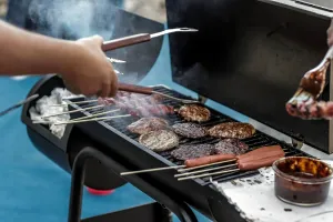 Cum îți păstrezi grătarul curat și sigur pentru gătit