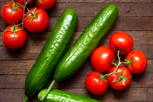 Cum să fertilizezi roșiile și castraveții pentru o recoltă bogată până la sfârșitul verii