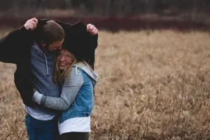 Cum să îți dai seama dacă cineva se îndrăgostește: 10 semne care îi trădează sentimentele