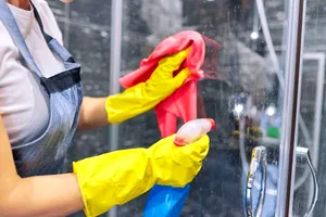 Cum să îți păstrezi ușile de duș din sticlă curate și strălucitoare. Soluțiile sunt practice și la îndemâna oricui