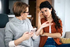 O vizită de trei zile s-a transformat într-un test greu pentru un cuplu. O tânără povestește în mediul online prima întâlnire cu mama iubitului