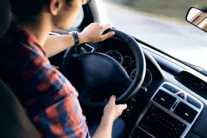 Obiceiul banal care te poate lăsa fără permis. Mulți șoferi nici nu știu că e sancționat