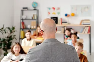 Profesorii vor lucra mai multe ore pe săptămână din toamnă. Noi reguli pentru norma didactică