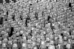 Sticla, mai poluantă decât plasticul? Un studiu arată niveluri mari de microplastice în băuturi
