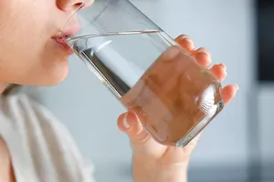 6 semne neașteptate că trebuie să bei mai multă apă
