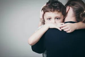 Când copiii devin părinți: ce este parentificare și cum le strică copilăria