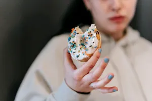 Cum îți spune corpul că ai prea mult zahăr în dietă: 7 semne surprinzătoare