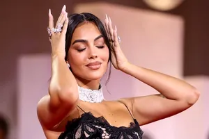 Cum s-au îmbrăcat vedetele pe covorul roșu de la Festivalul de Film de la Veneția 2025. Georgina Rodriguez și-a etalat inelul de logodnă