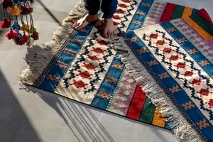 Cum să alegi și să poziționezi covorul pentru un spațiu aerisit și curat. Sfaturi de la designeri pentru camere ordonate și confortabile