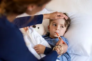 Cum să îți protejezi copiii de răceli și gripă? Sfaturi de la pediatri pentru sezonul rece