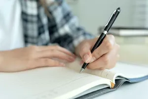 De ce doar 10% dintre oameni scriu cu stânga? Cercetătorii au descoperit indicii genetice surprinzătoare