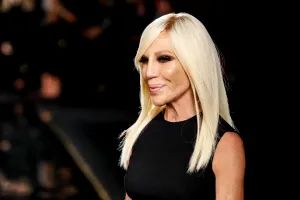 Donatella Versace, de nerecunoscut. Creatoarea de modă și-a surprins admiratorii cu un look vizibil întinerit în cea mai recentă postare online