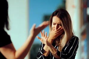 Refuză să mai vorbească cu sora ei după ce i-a trădat încrederea: „M-a umilit!”. Situația tensionată dintre cele două surori a împărțit familia în două tabere