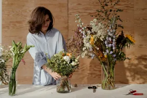 Trucuri pentru a prelungi viața florilor din vază. Ce trebuie să faci ca florile tăiate să nu se ofilească repede