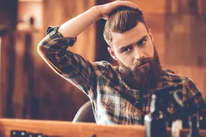 Ceară de păr sau pomadă? Cum alegi produsul potrivit pentru stilul tău
