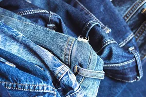 Cum să-ți speli blugii ca să reziste mai mult timp. Sfaturi simple pentru a-i păstra ca noi