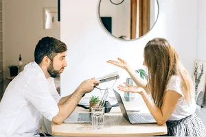 Mi-am făcut un cont pe Tinder și am ajuns să fiu amanta soțului meu. Era în căutarea unei noi iubiri, dar a ajuns să se îndrăgostească tot de mine