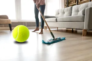 Cum elimini zgârieturile de pe parchet cu o minge de tenis. Trucul este genial
