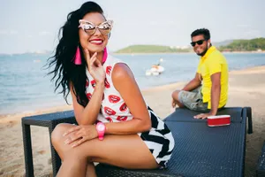 7 metode de flirt pe care bărbații le adoră. Gesturi și tactici cu care nu dai greș