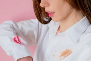 Trucul ieftin și eficient pentru a scăpa de petele de machiaj de pe haine. Metoda e virală pe TikTok